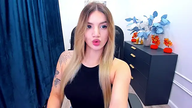 SelenaeMoore online show from October 13, 2025, 7:37 pm