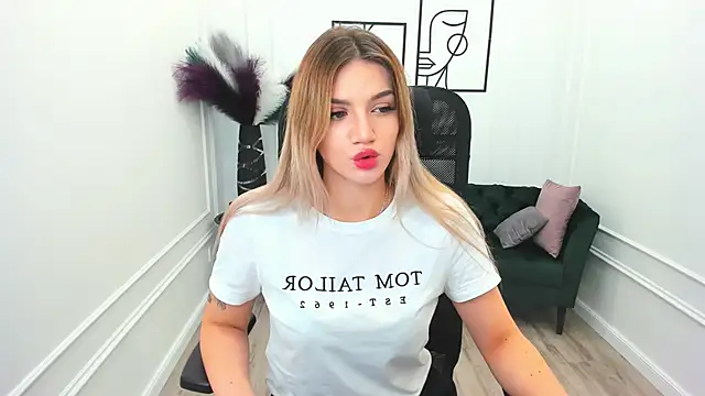 SelenaeMoore online show from September 28, 2025, 7:32 pm