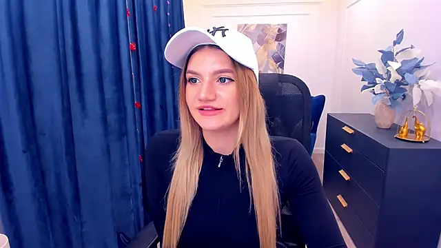 SelenaeMoore online show from November 13, 2025, 7:40 pm