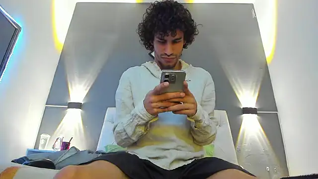 Elias Snow  online show from September 13, 2025, 12:27 pm
