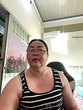 Snapshot of NDith chatting on October 6, 2025, 11:49 pm NDith online show from October 6, 2025, 11:49 pm