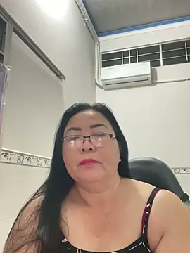 Snapshot of NDith chatting on October 4, 2025, 10:22 pm NDith online show from October 4, 2025, 10:22 pm