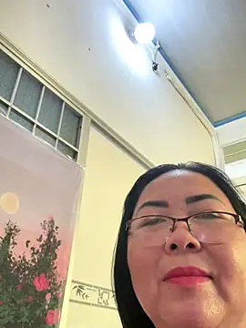 Snapshot of NDith chatting on October 5, 2025, 11:28 pm NDith online show from October 5, 2025, 11:28 pm