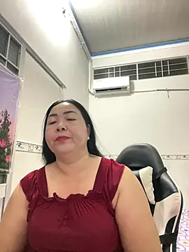 Snapshot of NDith chatting on October 6, 2025, 11:44 am NDith online show from October 6, 2025, 11:44 am