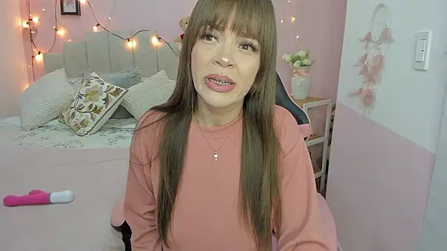 Snapshot of emilyharrix chatting on March 3, 2026, 9:33 pm emilyharrix online show from March 3, 2026, 9:33 pm