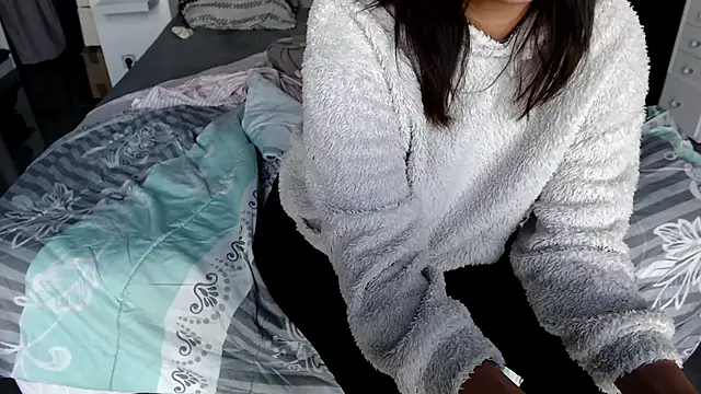 lynagreen01 online show from October 13, 2025, 9:33 am