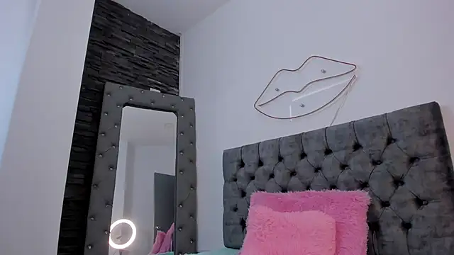 amber martinez online show from September 13, 2025, 12:27 pm