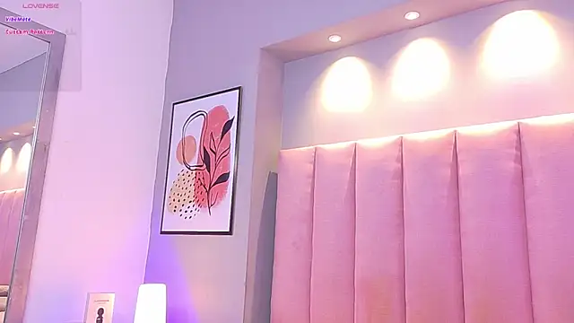 KeilyRoss online show from November 4, 2025, 8:23 pm