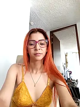 Snapshot of Amaranta_e chatting on February 18, 2025, 1:33 pm Amaranta e online show from February 18, 2025, 1:33 pm