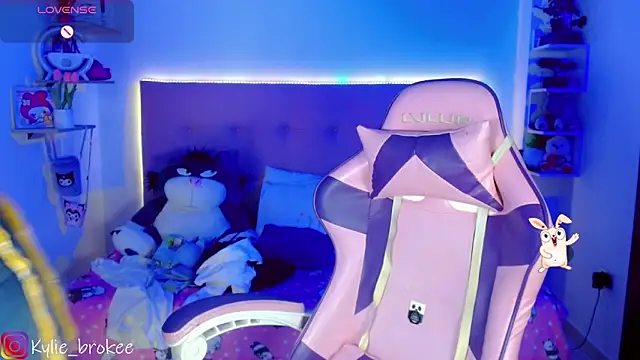 Snapshot of Kylie_brokee chatting on March 2, 2025, 9:08 pm Kylie brokee online show from March 2, 2025, 9:08 pm