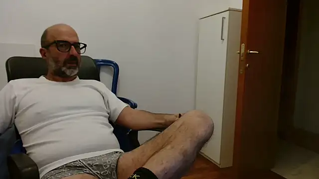 Snapshot of newsimo74 chatting on October 5, 2025, 4:36 am newsimo74 online show from October 5, 2025, 4:36 am