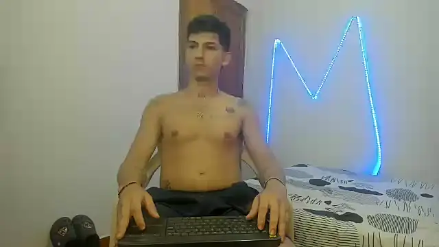 Snapshot of MasterSEX420 chatting on October 29, 2025, 12:26 pm MasterSEX420 online show from October 29, 2025, 12:26 pm