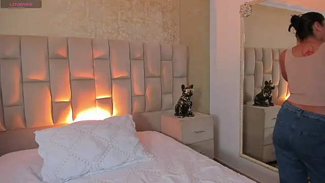 EmmaTorres  online show from November 18, 2025, 7:50 pm