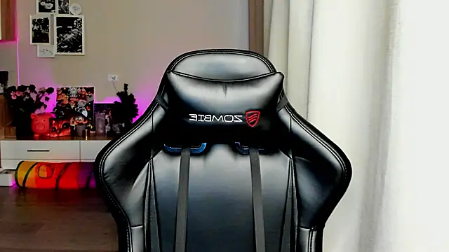 Snapshot of Sm0ly chatting on October 23, 2025, 1:37 am Sm0ly online show from October 23, 2025, 1:37 am