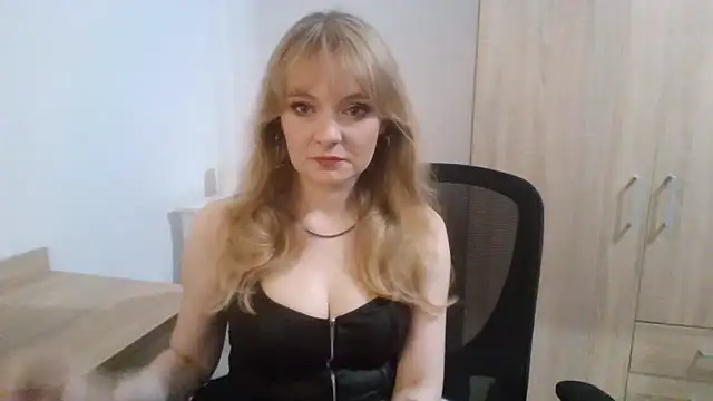 Snapshot of AlmaHoney chatting on September 30, 2025, 8:26 pm AlmaHoney online show from September 30, 2025, 8:26 pm