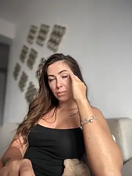 Snapshot of RaquelleDevon chatting on October 14, 2025, 8:48 am RaquelleDevon online show from October 14, 2025, 8:48 am