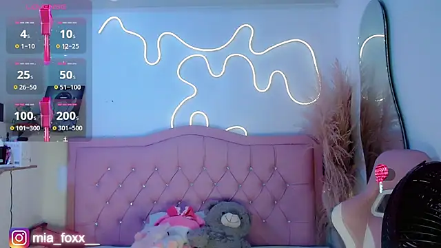 Snapshot of Mia_foxx_ chatting on October 12, 2025, 9:05 pm Mia foxx  online show from October 12, 2025, 9:05 pm