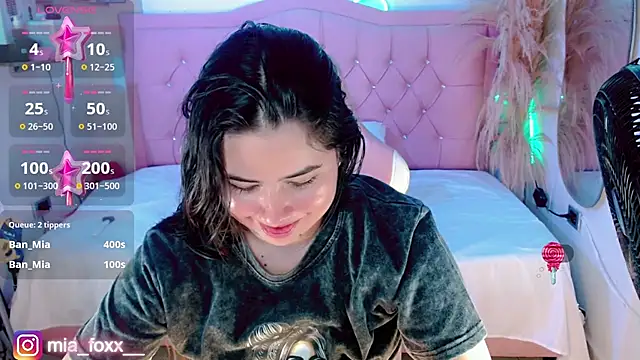 Snapshot of Mia_foxx_ chatting on October 5, 2025, 10:11 pm Mia foxx  online show from October 5, 2025, 10:11 pm