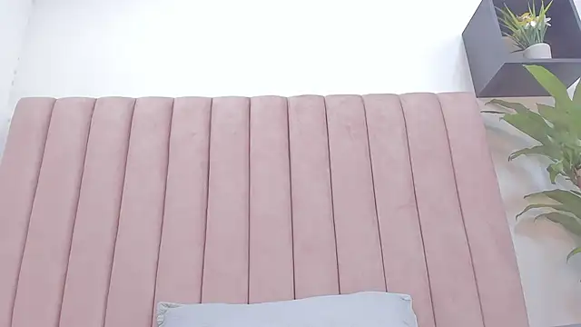 Snapshot of camila__herrera chatting on March 1, 2025, 9:18 am camila  herrera online show from March 1, 2025, 9:18 am