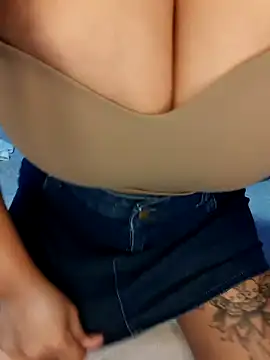 Snapshot of Wild_wifey chatting on October 11, 2025, 7:37 pm Wild wifey online show from October 11, 2025, 7:37 pm