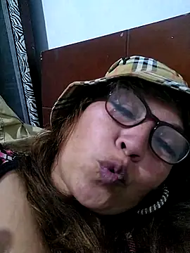 Snapshot of Kazsandraa chatting on February 19, 2025, 4:12 am Kazsandraa online show from February 19, 2025, 4:12 am