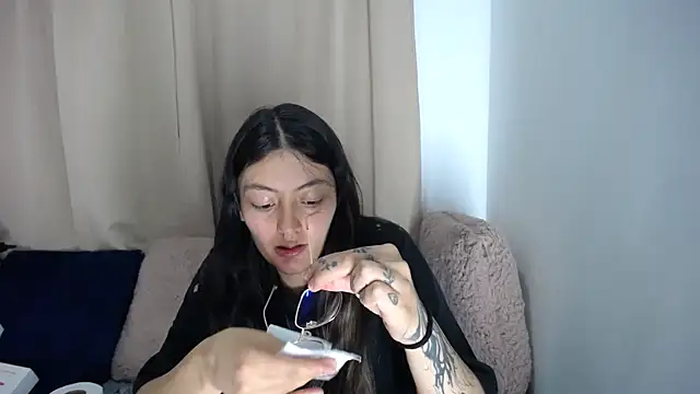 lessliee22  online show from March 25, 2026, 6:02 am