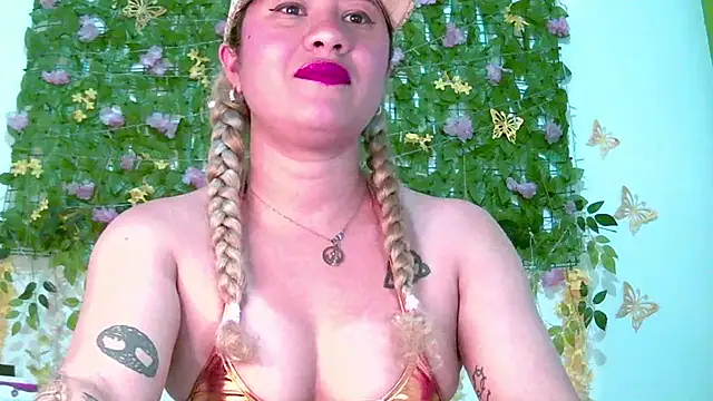 Snapshot of Crysrus chatting on June 7, 2026, 12:16 am Crysrus online show from June 7, 2026, 12:16 am