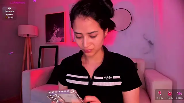 lara madisson online show from November 12, 2025, 5:55 am