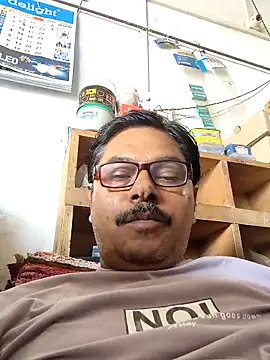 Snapshot of Srmotrs chatting on June 4, 2026, 5:12 am Srmotrs online show from June 4, 2026, 5:12 am