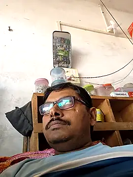 Snapshot of Srmotrs chatting on October 18, 2025, 5:42 am Srmotrs online show from October 18, 2025, 5:42 am