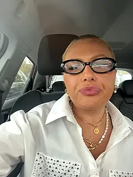 Arabellalee23 online show from October 4, 2025, 1:23 pm