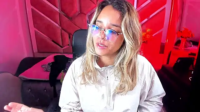 Snapshot of Olivia_Fox69 chatting on September 24, 2025, 3:35 am Olivia Fox69 online show from September 24, 2025, 3:35 am