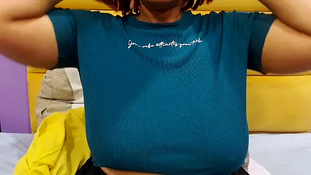 Snapshot of YELLOWBUSTYMELLONS chatting on October 2, 2025, 5:22 am YELLOWBUSTYMELLONS online show from October 2, 2025, 5:22 am