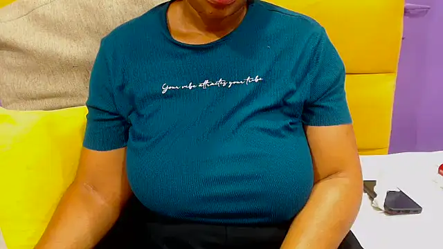 Snapshot of YELLOWBUSTYMELLONS chatting on October 31, 2025, 5:15 am YELLOWBUSTYMELLONS online show from October 31, 2025, 5:15 am