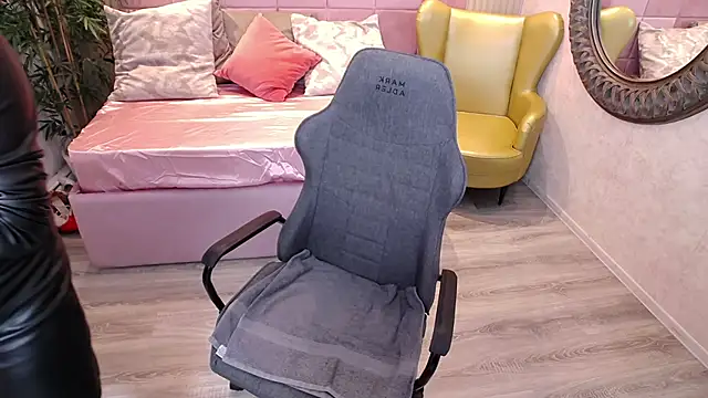 Snapshot of MeAmandaX chatting on October 14, 2025, 7:09 am MeAmandaX online show from October 14, 2025, 7:09 am