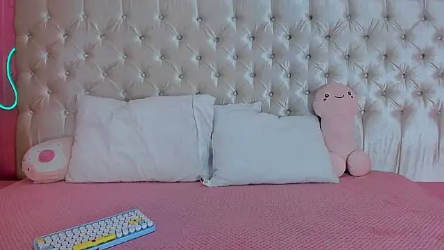 Snapshot of Julieta_Cortes__ chatting on February 23, 2026, 11:55 am Julieta Cortes online show from February 23, 2026, 11:55 am