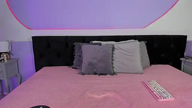 Snapshot of Julieta_Cortes__ chatting on October 31, 2025, 12:02 pm Julieta Cortes online show from October 31, 2025, 12:02 pm