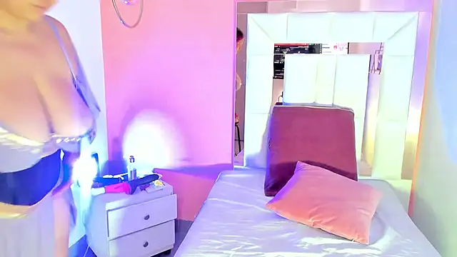 Snapshot of Alanna_hot3 chatting on December 17, 2025, 7:30 pm Alanna hot3 online show from December 17, 2025, 7:30 pm