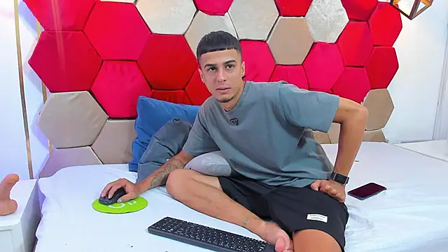 Mila Gus online show from February 22, 2025, 8:31 pm