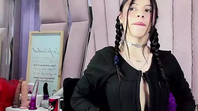 Snapshot of Sasha_Petitte chatting on September 20, 2025, 4:50 am Sasha Petitte online show from September 20, 2025, 4:50 am