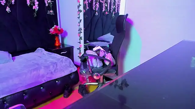 Snapshot of Sasha_Petitte chatting on February 5, 2025, 3:34 am Sasha Petitte online show from February 5, 2025, 3:34 am