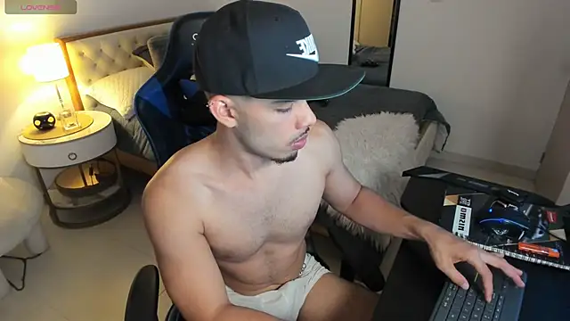 Snapshot of mateoleonee chatting on October 18, 2025, 12:34 am mateoleonee online show from October 18, 2025, 12:34 am