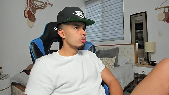 Snapshot of mateoleonee chatting on February 14, 2026, 7:58 pm mateoleonee online show from February 14, 2026, 7:58 pm