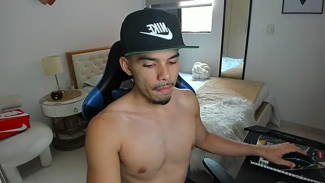 Snapshot of mateoleonee chatting on October 11, 2025, 8:10 pm mateoleonee online show from October 11, 2025, 8:10 pm