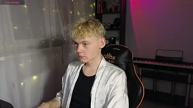 Snapshot of Keytaro chatting on March 18, 2025, 7:01 pm Keytaro online show from March 18, 2025, 7:01 pm