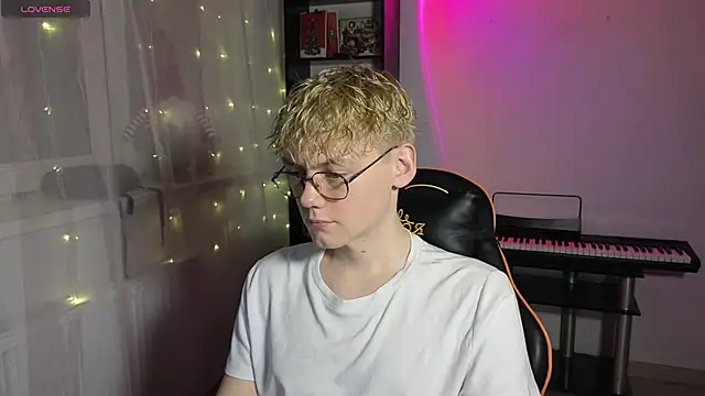 Snapshot of Keytaro chatting on March 8, 2025, 5:01 pm Keytaro online show from March 8, 2025, 5:01 pm