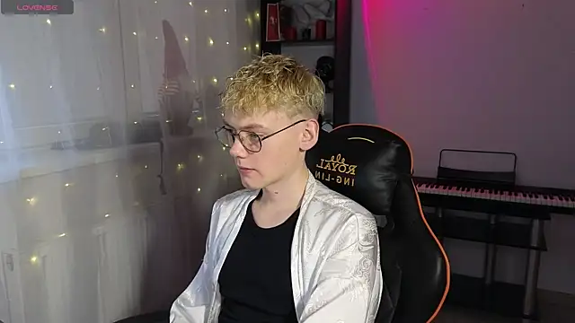 Snapshot of Keytaro chatting on March 18, 2025, 3:12 pm Keytaro online show from March 18, 2025, 3:12 pm