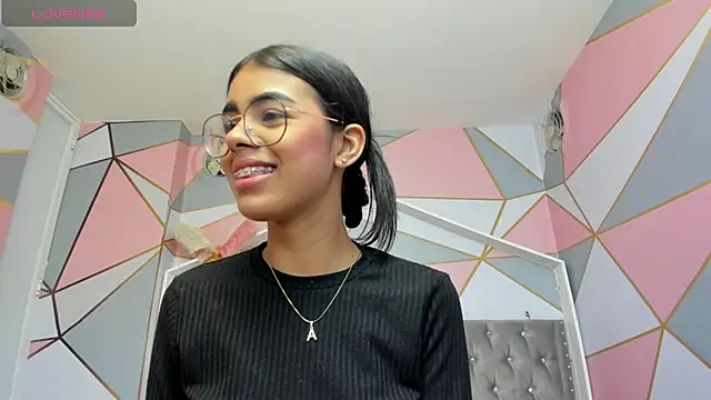 Isa little4u online show from February 5, 2025, 6:26 pm