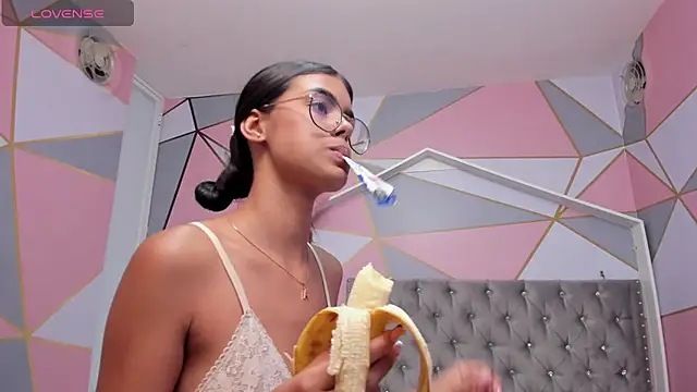 Isa little4u online show from February 6, 2025, 12:33 am