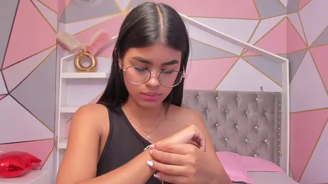 Isa little4u online show from February 15, 2025, 8:23 pm